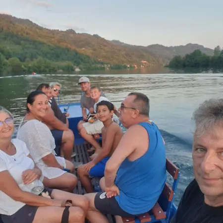 Kamp Prikolica Cetvorokrevetna Campingplads Crnca