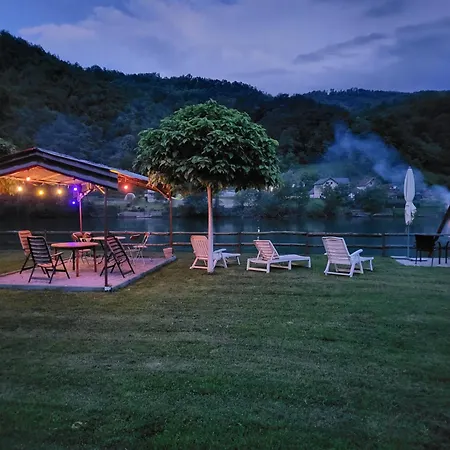 Kamp Prikolica Cetvorokrevetna Campingplads